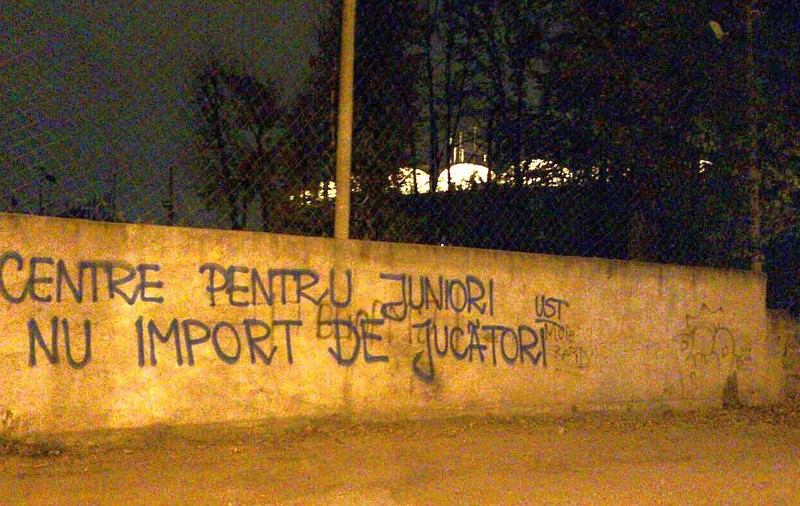 Proteste la Casa Fotbalului. ”Stop naturalizarilor la națională”. ^Un exod al străinilor ar însemna condamnarea centrelor de copii și juniori