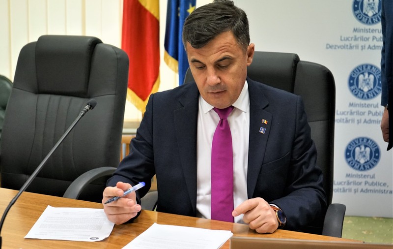 Scandal la examenul organizat de Ministerul Dezvoltării ca să dea afară sute de angajați. Oamenilor le e frică să vorbească oficial, iar ministrul Ștefan cere Libertatea să-și divulge sursele