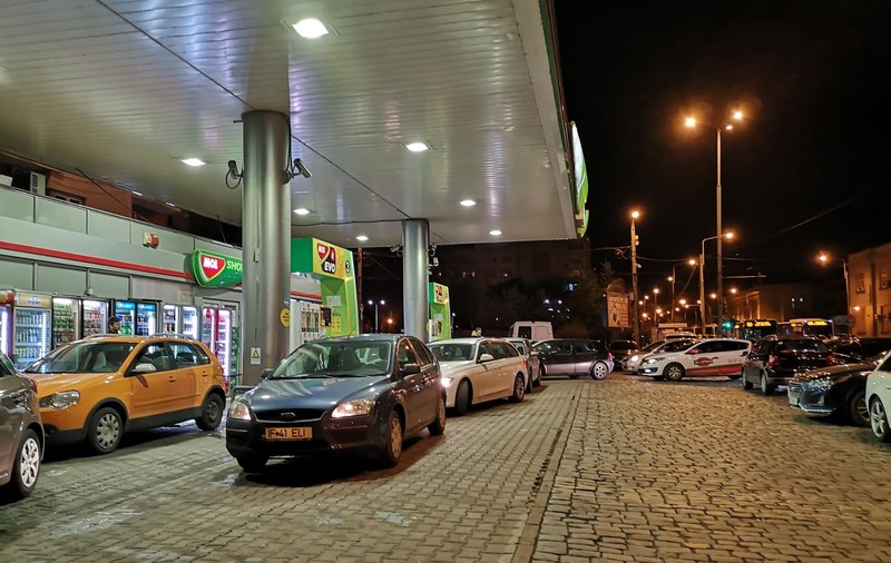 Cozi uriașe la benzinării în urma unor zvonuri că prețul carburanților ar urma să treacă de 10 lei. Ministrul energiei: „Sunt speculații”