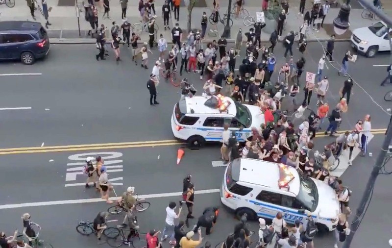 VIDEO | O mașină a poliției din New York a fost surprinsă în timp ce intra într-un grup de protestatari