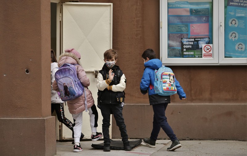 Aproape 70% dintre școlile și grădinițele din țară încep azi cursurile cu prezență fizică