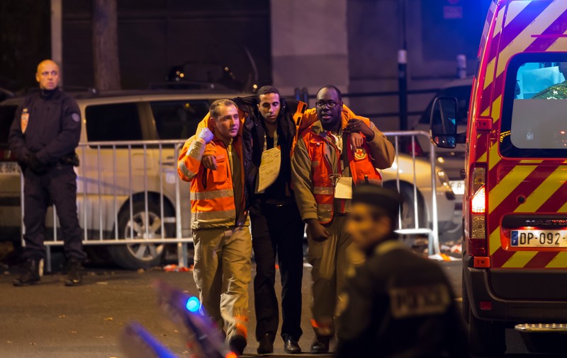 ATACURI TERORISTE, la Paris. MAE verifică dacă printre victime se află români