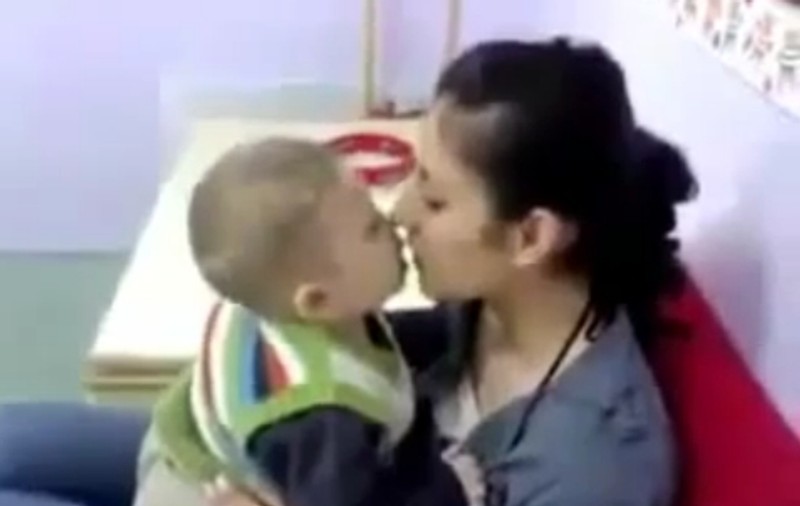 Ştie cu iubirea de MIC! Uite cum încearcă să o SĂRUTE şi să o SEDUCĂ pe această fată | VIDEO