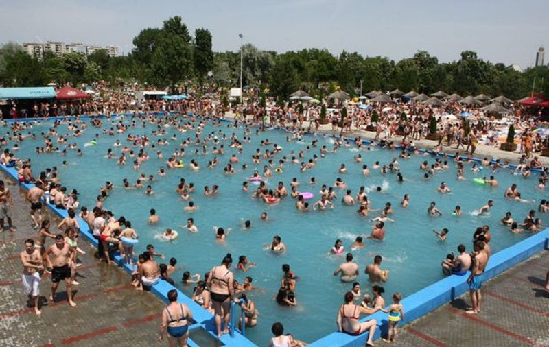 Una dintre fetele care s-au înecat la piscina din Străuleşti a murit