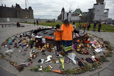 Ceremonii la Ottawa în memoria celor 215 cadavre descoperite. | Foto: Justin Tang/The Canadian Press via ZUMA Press