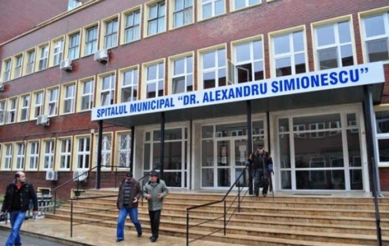 Un bărbat s-a aruncat de la etajul 5 al Spitalului din Hunedoara