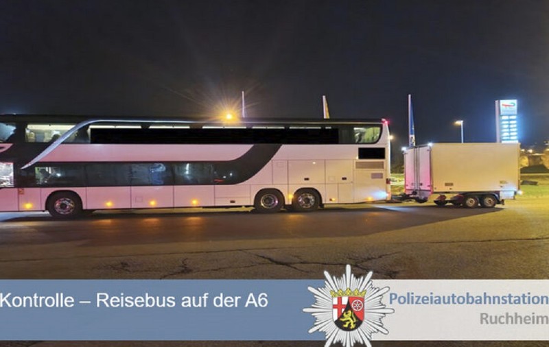 Doi șoferi români de autocar, trimiși să se culce, după un control pe autostradă, în Germania. 42 de pasageri i-au așteptat să se odihnească