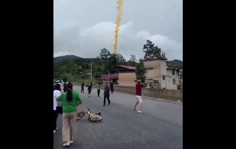 Resturile unei rachete spațiale s-au prăbușit peste un sat din China. Cum au reacționat localnicii