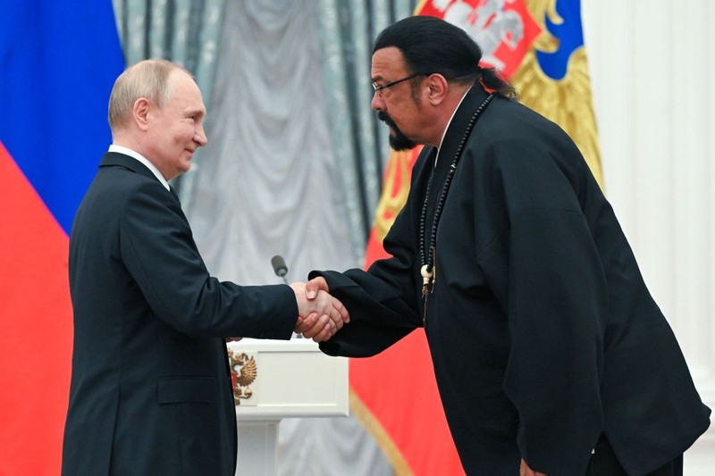 8695227 30.05.2024 Russian President Vladimir Putin awards Russian Foreign Ministry's special representative for Russian-American humanitarian relations, actor and producer Steven Seagal with the Order of Friendship during a ceremony to present highest state decorations at the Kremlin's St. Catherine Hall in Moscow, Russia. Sergey Guneev / Sputnik