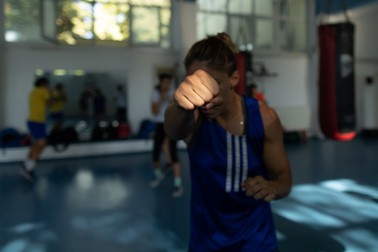 În sală nu se aude decât zgomotul pumnilor trosnind sacii de box