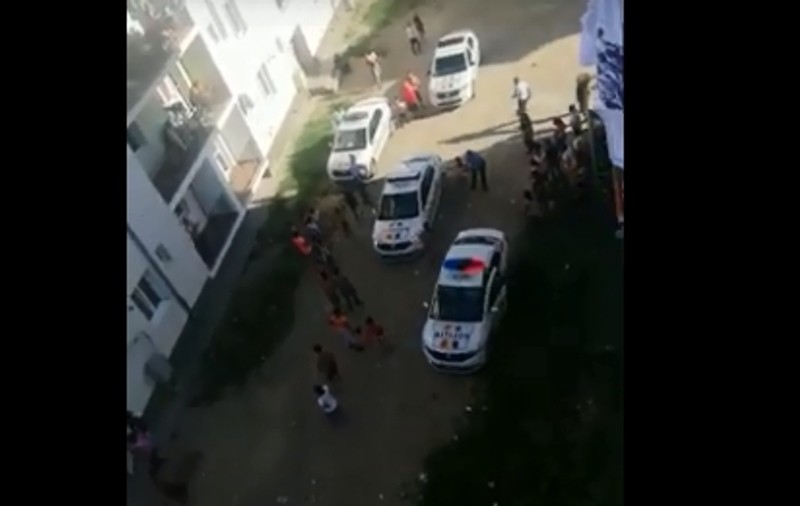 VIDEO | Polițiștii au fost chemați să rezolve un scandal, dar au fost atacați. Agresorul s-a automutilat în secția de poliție!