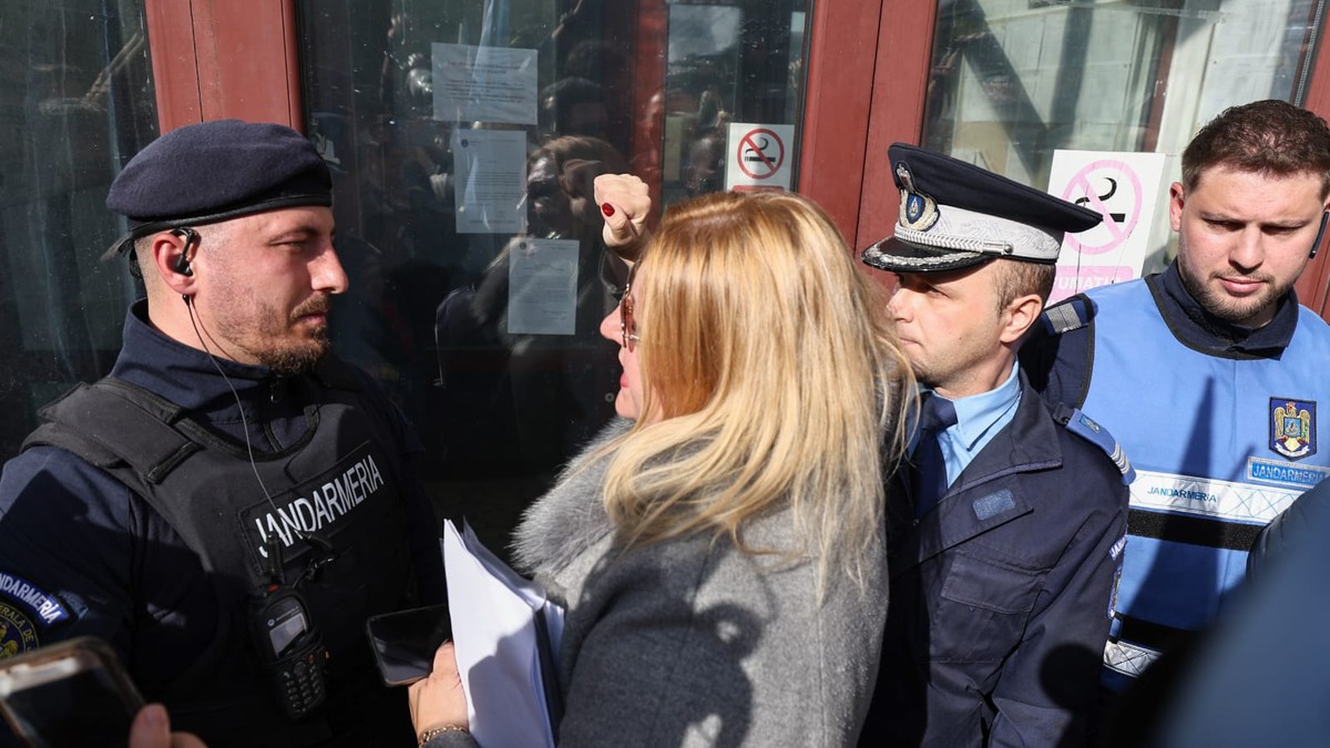 Diana Șoșoacă în fața sediului Parchetului general din București