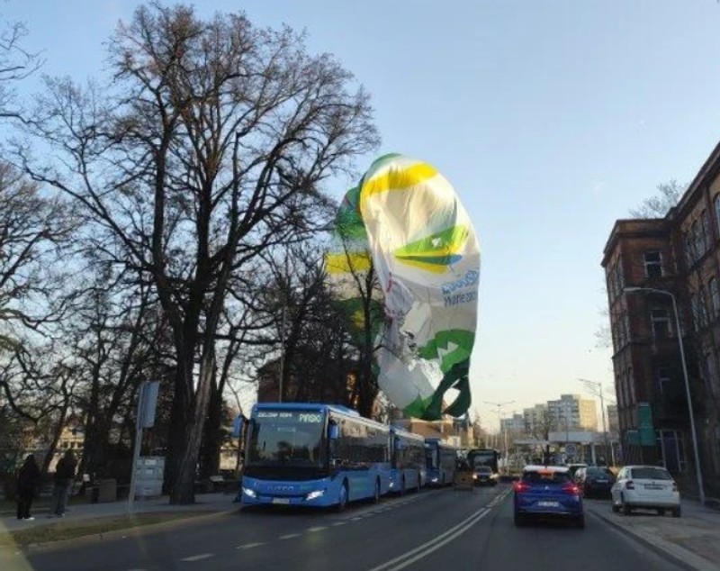Un balon cu aer cald a căzut peste un bloc, o femeie a murit și doi oameni au fost răniți, în Polonia | VIDEO