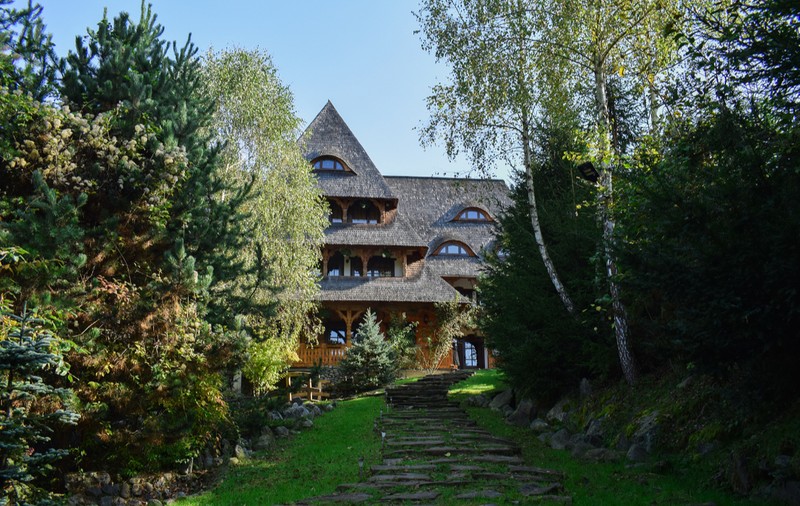 Conacul Drahneilor se vinde cu 1.200.000 de euro. Cât costă un sat cu 6 case tradiționale restaurate în Maramureș