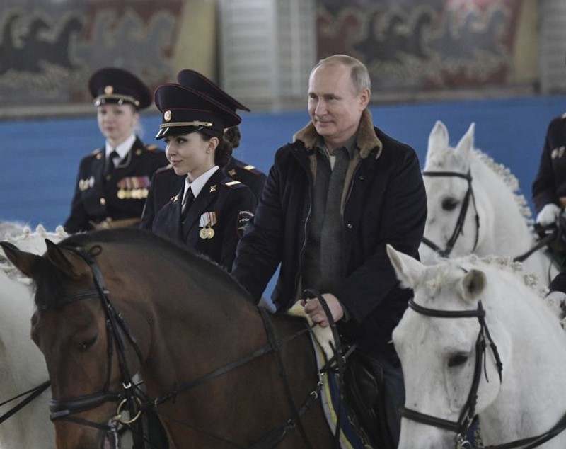 Vladimir Putin a defilat călare împreună cu polițistele din Moscova / FOTO&VIDEO