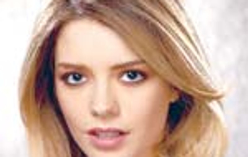 ALEXANDRA DINU isi invita prietenii la supa de pui si friptura la cuptor