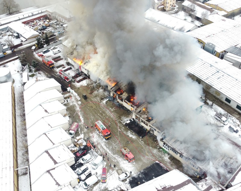 Incendiu de proporții într-o zonă de depozite din Târgu Mureș. A fost emis un mesaj Ro-Alert