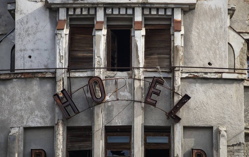 Hotelul Dunărea, o clădire-simbol din București lăsată în ruină lângă Gara de Nord, a fost scoasă din nou la vânzare