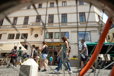 Turiștii se plimbă prin Centrul Vechi din București