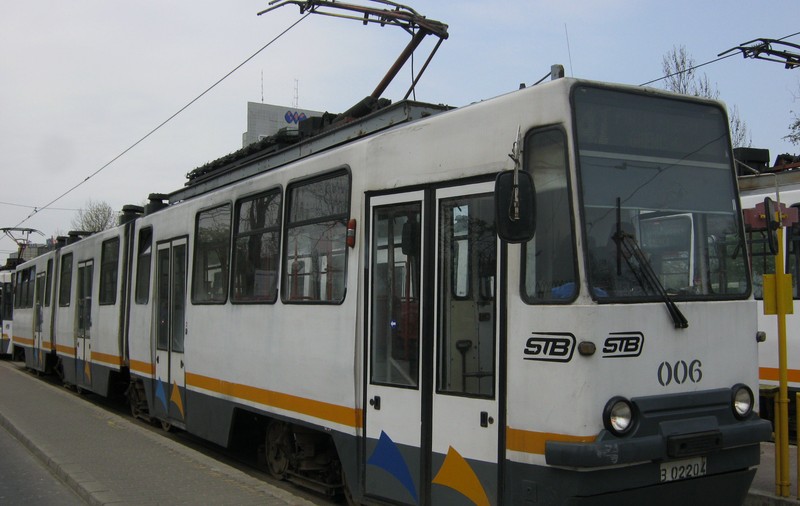Bucureștean amendat cu 11.500 de lei după ce a scuipat și înjurat oamenii dintr-o stație de tramvai