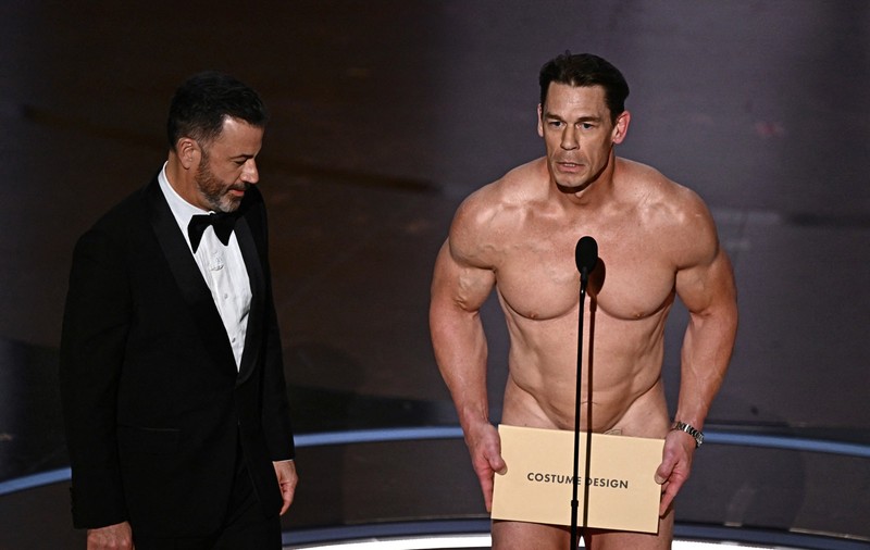 John Cena a apărut complet dezbrăcat pe scena de la Premiile Oscar 2024. Și-a acoperit zona intimă cu un plic | VIDEO