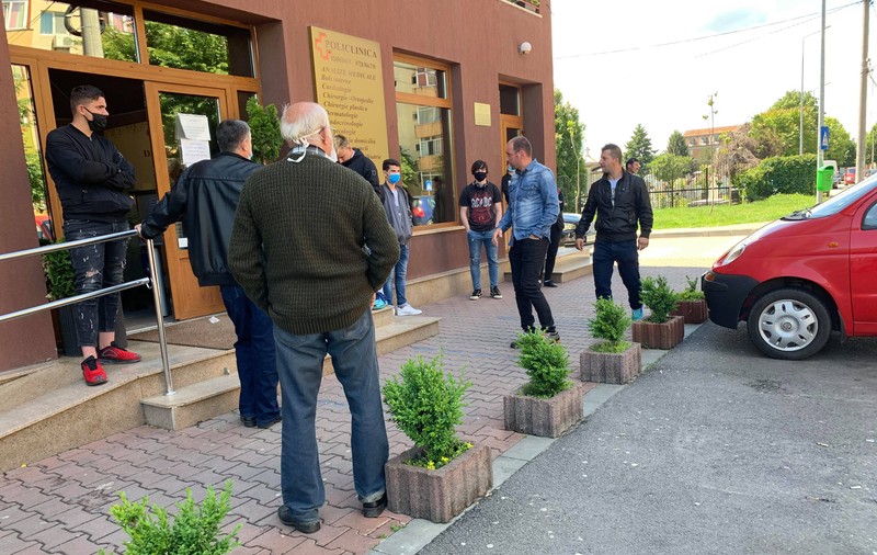 O clinică din Târgoviște, acuzată că înghesuie pacienții pe holuri și la cozi, în loc să facă programări. Reacția administratorului: “Aceste persoane au nevoie de expertiză psihiatrică”