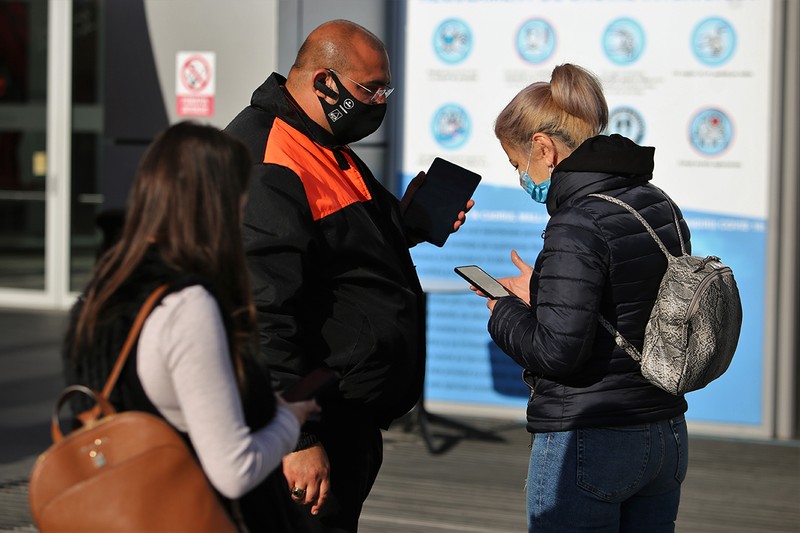 În mall-uri nu mai este permis accesul fără certificat verde, verificat la intrare | Foto: Dumitru Angelescu