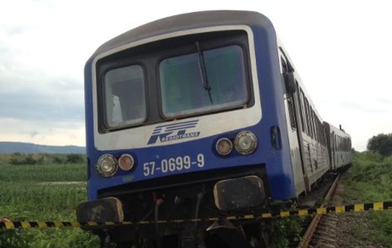 Maşina unui poliţist de frontieră, lovită de tren. Circulația feroviară a fost întreruptă
