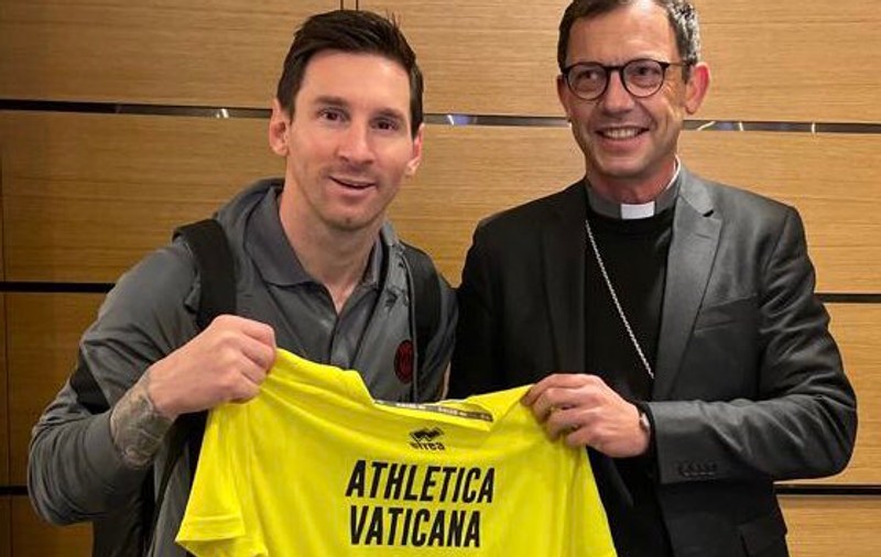 Lionel Messi a primit un tricou cu dedicaţie de la Papa Francisc