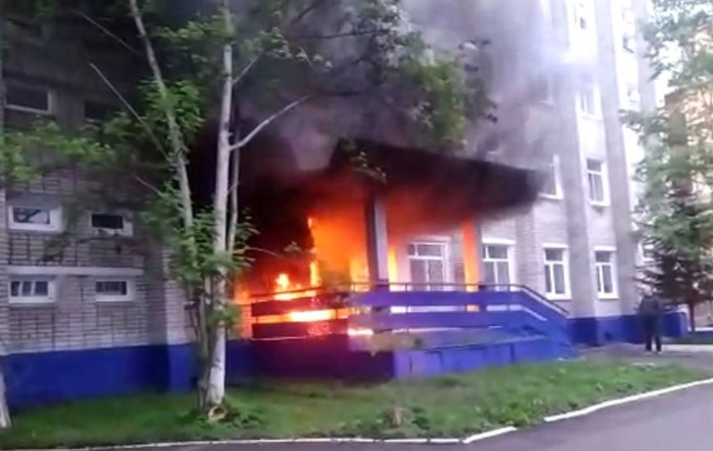 Incendiu puternic la Garda Națională a Rusiei. Un bărbat a intrat în clădire cu o canistră de benzină