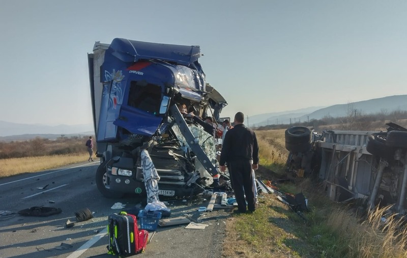 Un mort şi un rănit după un accident în care au fost implicate patru TIR-uri, pe centura municipiului Caransebeş