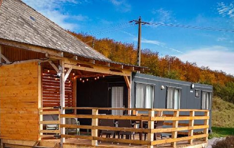 Un cuplu din Timișoara a transformat un container într-un tiny house de 30.000 de euro, în mijlocul naturii