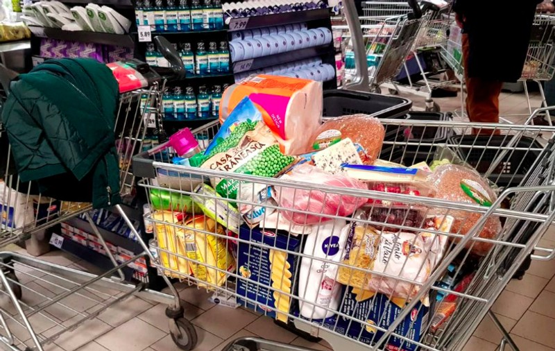 După vremea solidarității și emoțiilor, a început cea a reducerilor. La bine și la rău, supermarketul e cel mai bun prieten al românului
