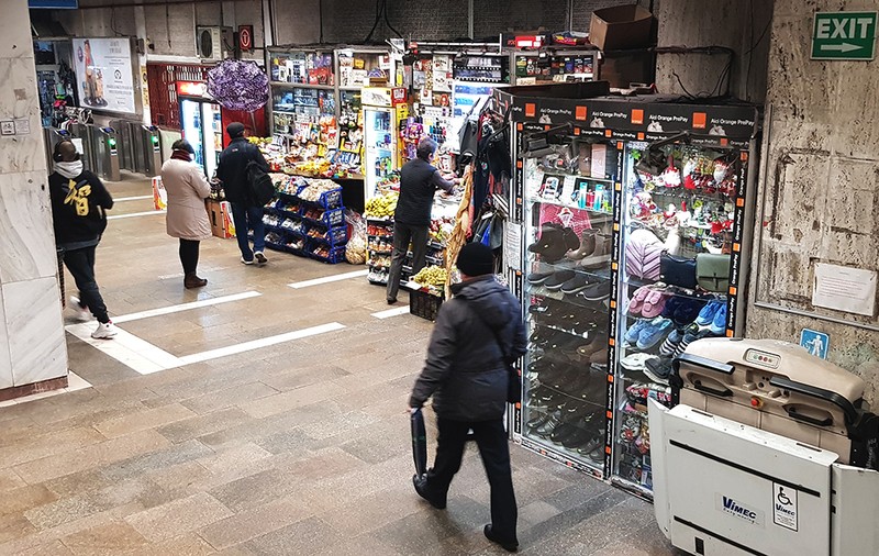 Scandalul spaţiilor comerciale de la metrou: Metrorex a început debranşarea de la electricitate a chioşcurilor scoase la închiriat de către sindicat