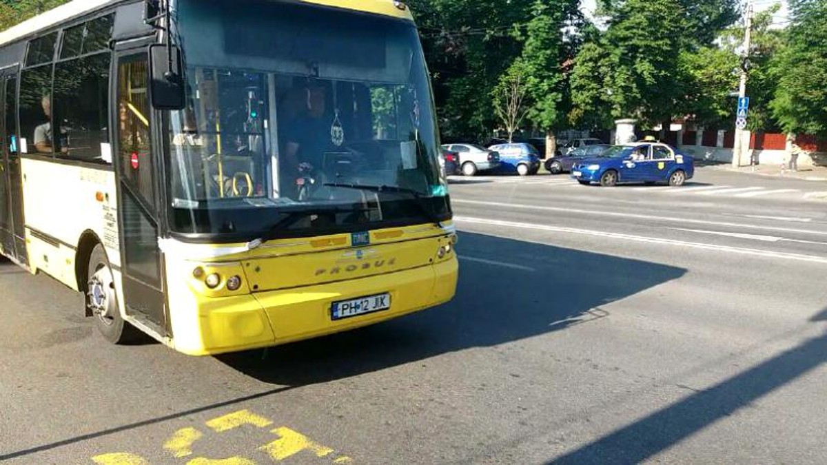 Geamul autobuzului din care o fată a căzut în timpul mersului la Ploiești fusese schimbat anul trecut