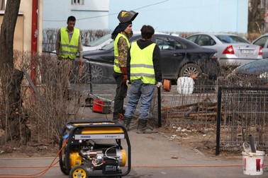 Zilieri angajaţi de firmele câştigătoare robotesc pe străzile din cartierul Pajura