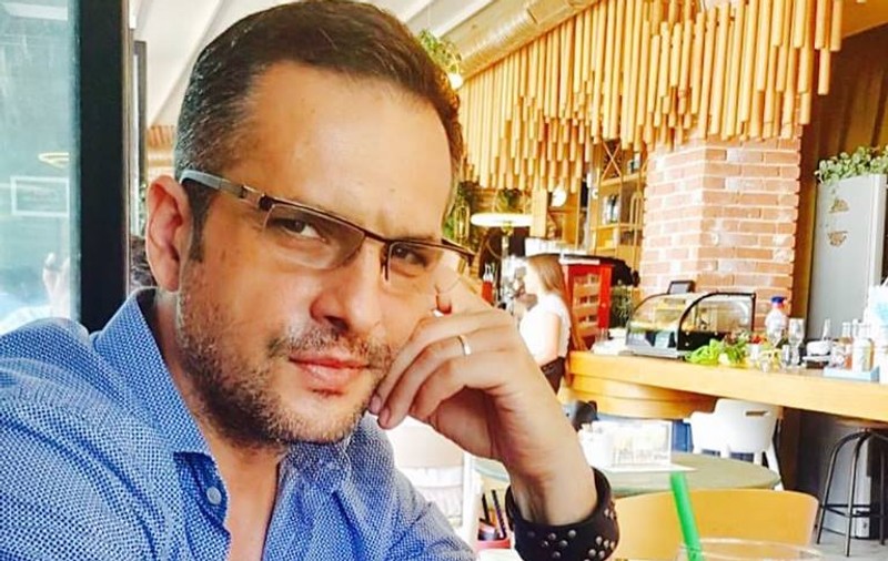 Mădălin Ionescu s-a pozat alături de un tânăr în scaun cu rotile. Povestea emoționantă din spatele imaginii