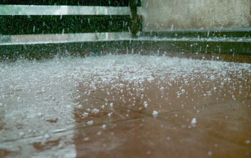 Ploi torențiale, grindină și vijelii în 30 de județe din România. Harta zonelor vizate de avertizarea meteo ANM cod galben