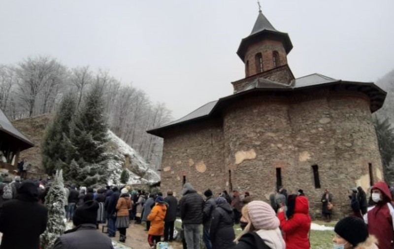 VIDEO  | Pelerinaj cu sute de oameni la Mănăstirea Prislop, păzit de jandarmi