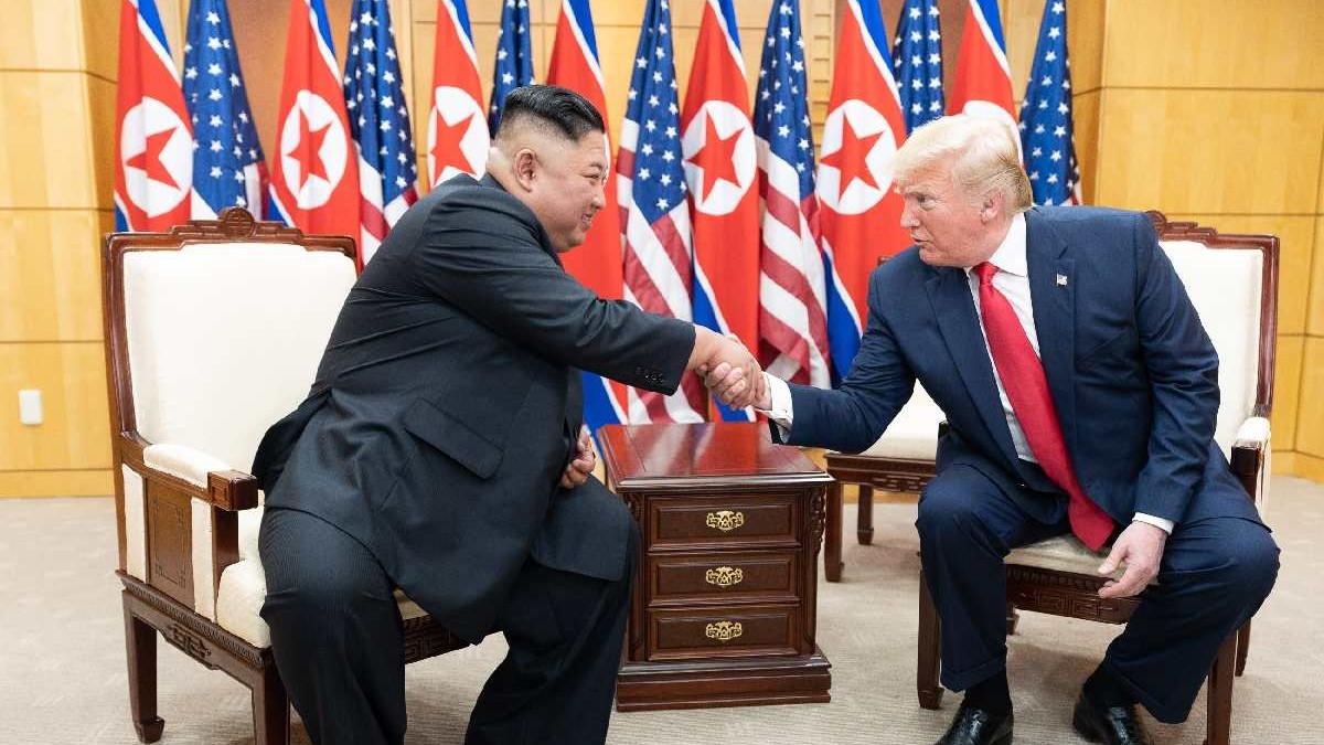 Președintele Donald Trump se salută cu Kim Jong Un, liderul suprem al Coreei de Nord