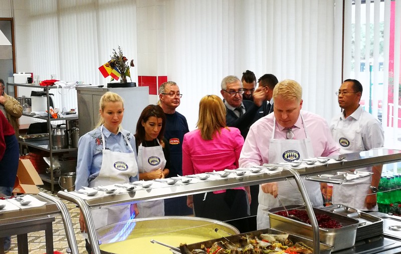 REPORTAJ VIDEO | Americanii le-au gătit nevoiașilor din Capitală pește din Alaska, pizza și gogoși glazurate