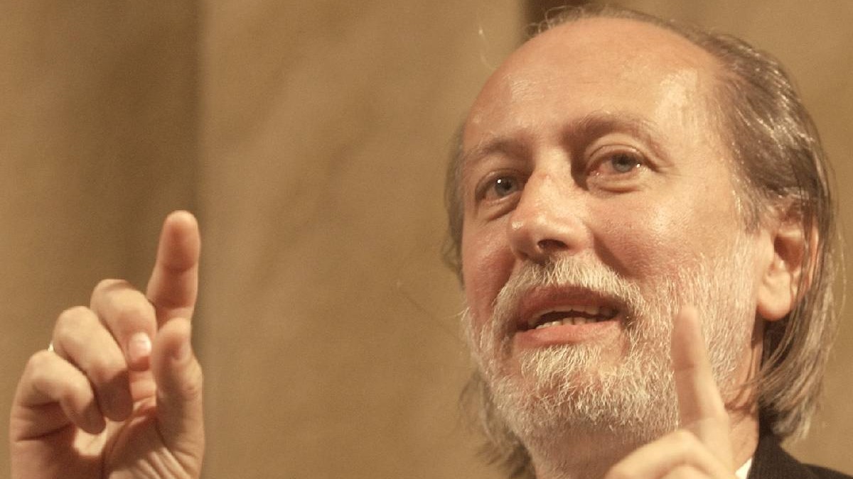 László Krasznahorkai vorbind despre ceva în timp ce gesticulează