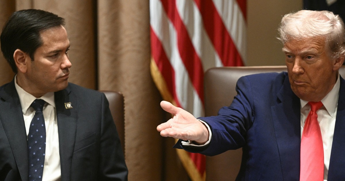 Președintele SUA, Donald Trump, vorbește în timp ce secretarul de stat Marco Rubio îl privește în timpul unei reuniuni a cabinetului în Sala Cabinetului Casei Albe