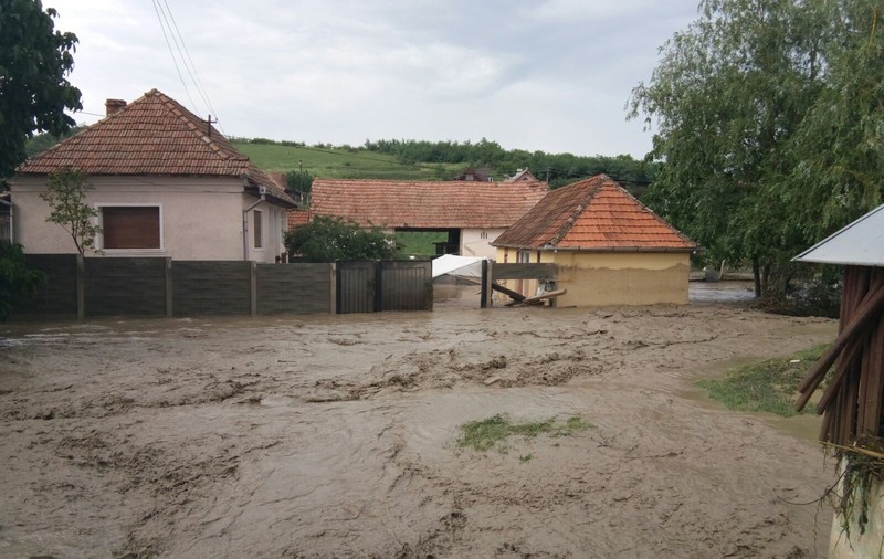 Inundații în județul Alba după ploile torențiale. Sute de gospodării au fost invadate de ape