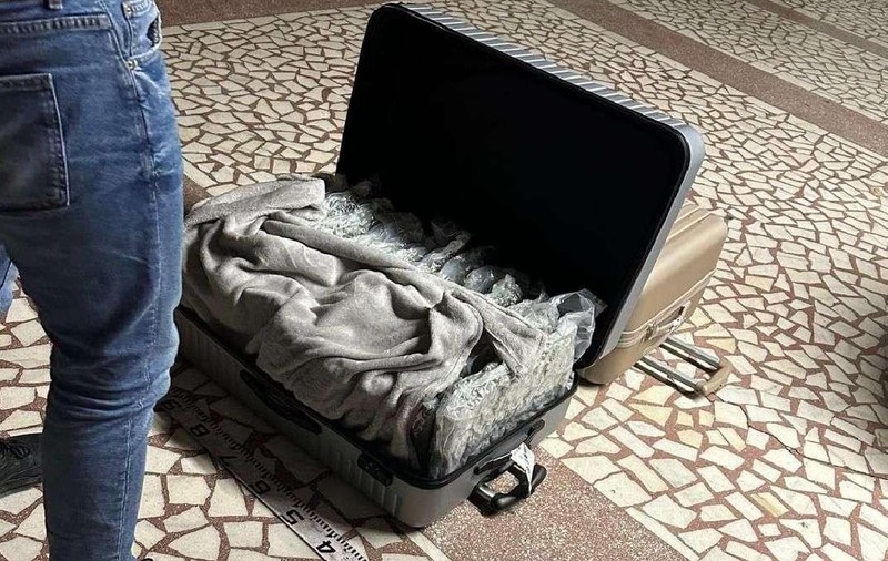 Un italian a venit din Spania până în România cu autocarul. Polițiștii l-au arestat când au văzut ce avea în valize