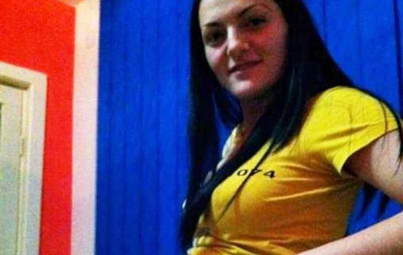 Gravidă în luna a cincea, iubita lui Eric se gândeşte să renunţe la handbal