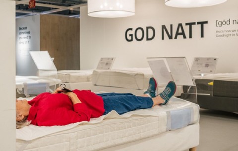 O femeie a adormit pe un pat dintr-un magazin Ikea. Foto cu caracter ilustrativ: Getty