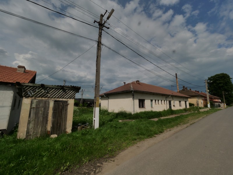 De la stânga la dreapta: WC-ul din lemn de lângă fosa septică în care a murit Cristian și dormitorul CFR în care locuia familia Gogoașă