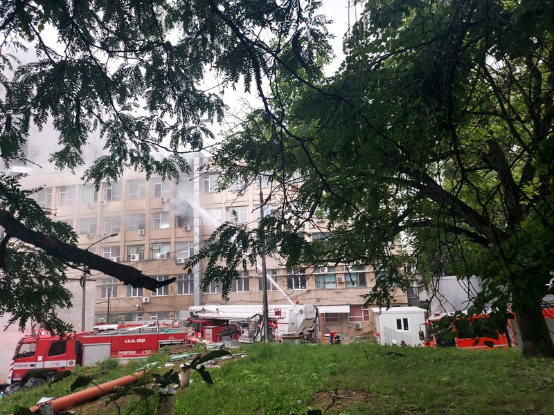 Pompierii intervin pentru stingerea incendiului