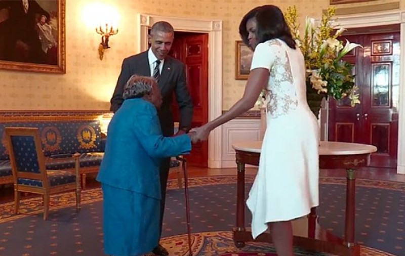 Reacția amuzantă a unei femei de 106 ani când îl întâlnește pe Obama!